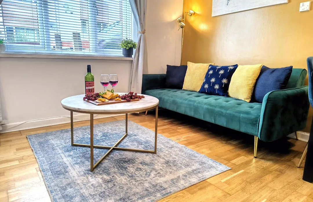 Chic 2 Bedroom Apartment Bournemouth Town Centre, Sleeps 5, Free Parking-1